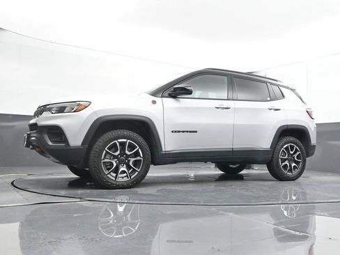 Used 2025 Jeep Compass Trailhawk AWD/4WD image 47