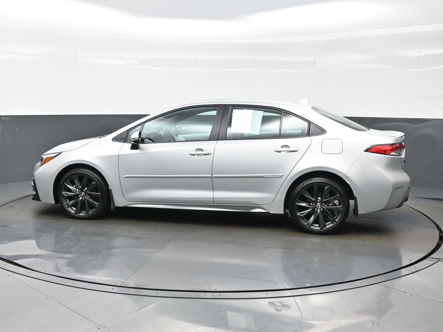 Used 2025 Toyota Corolla SE w/ SE Premium Package FWD image 3