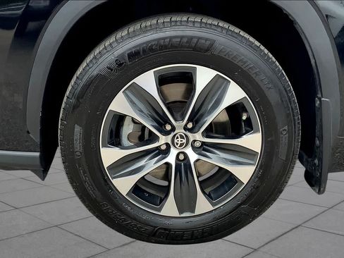 Used 2024 Toyota Highlander XLE FWD image 11