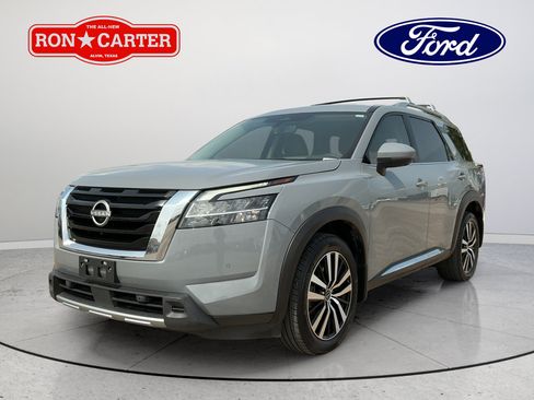 Used 2024 Nissan Pathfinder Platinum FWD image 3