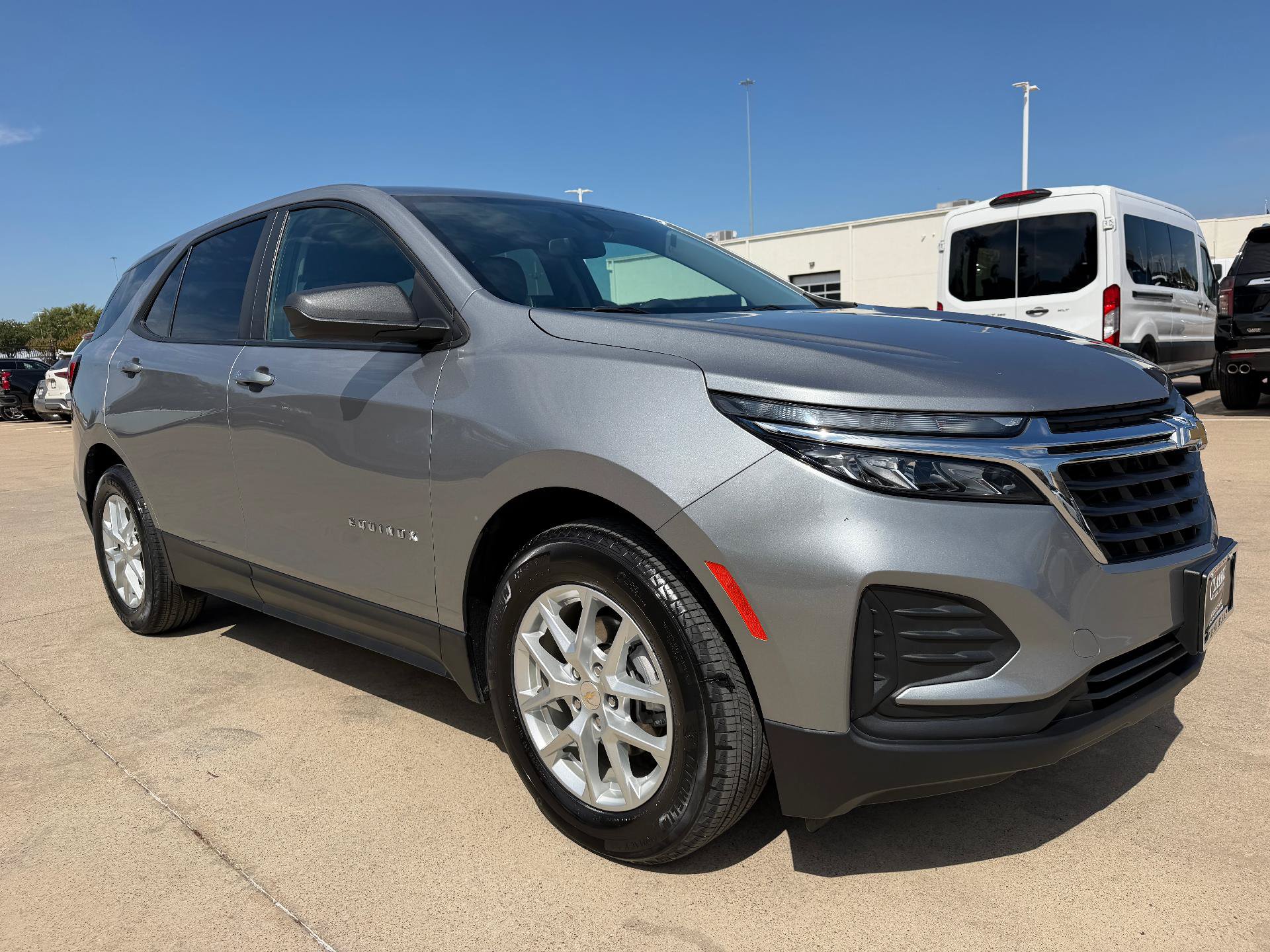 Used 2023 Chevrolet Equinox LS w/ LS Convenience Package FWD image 2