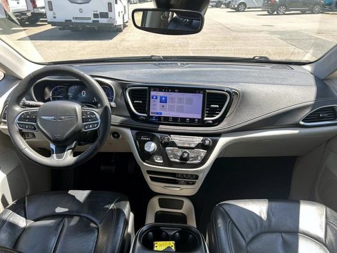 Used 2022 Chrysler Pacifica Touring-L FWD image 23
