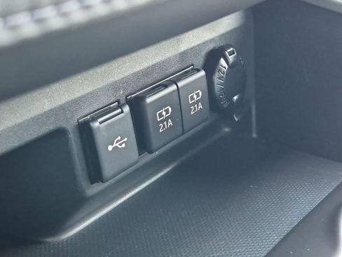 Used 2021 Toyota Highlander XLE AWD/4WD image 30
