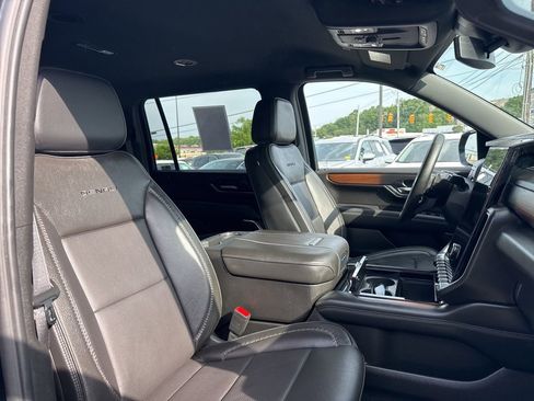 Used 2025 GMC Yukon XL Denali AWD/4WD image 19