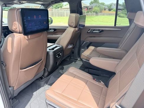 Used 2025 Chevrolet Tahoe High Country AWD/4WD image 16