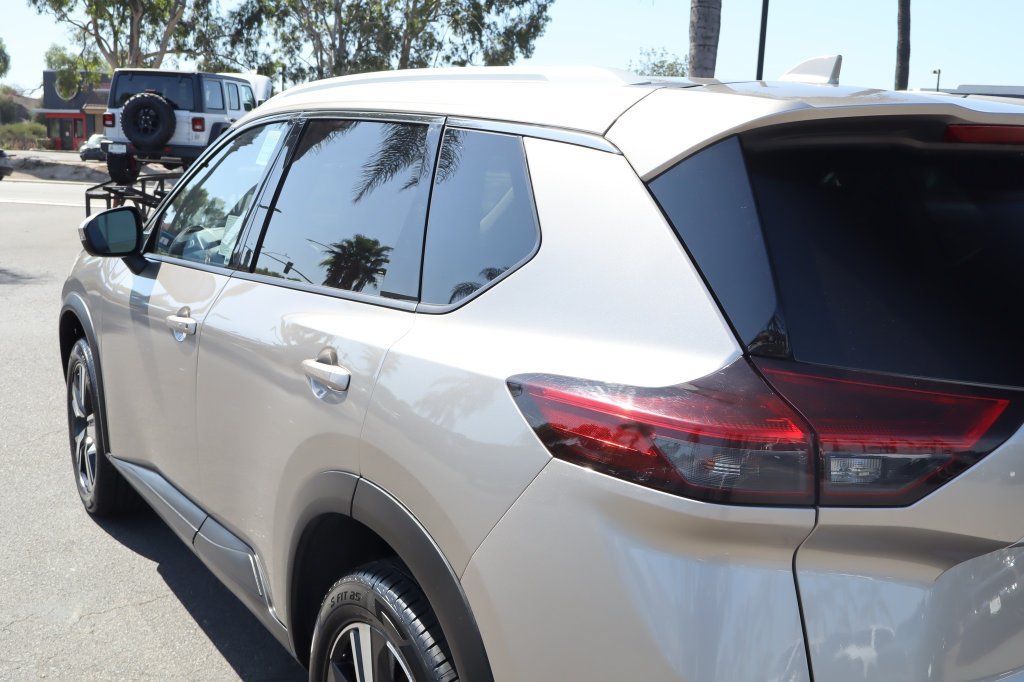 Used 2025 Nissan Rogue SL w/ SL Premium Package AWD/4WD image 10