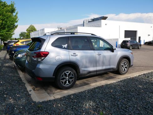 Used 2020 Subaru Forester Premium AWD/4WD image 3