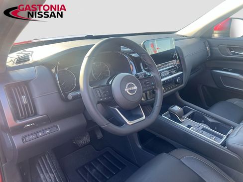 Used 2024 Nissan Pathfinder SL image 11