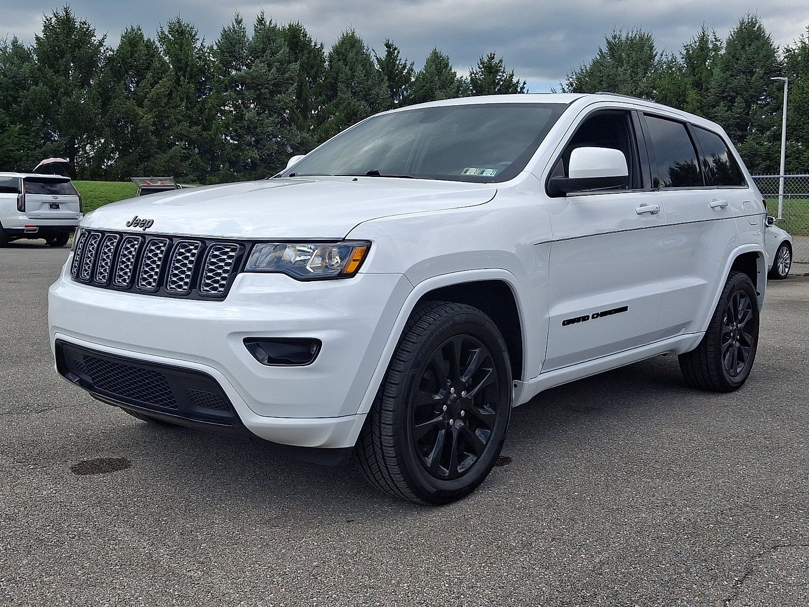 Used 2019 Jeep Grand Cherokee Altitude AWD/4WD image 6