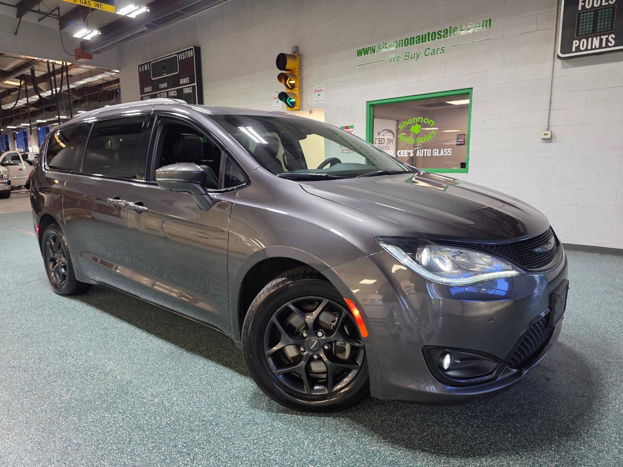 Used 2019 Chrysler Pacifica Limited w/ Advanced Safetytec Group FWD image 14