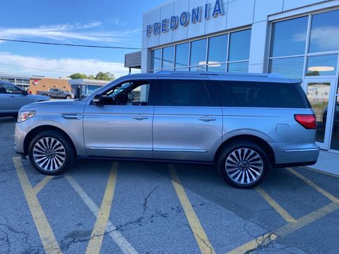 Used 2021 Lincoln Navigator L Reserve w/ Luxury Package AWD/4WD image 3