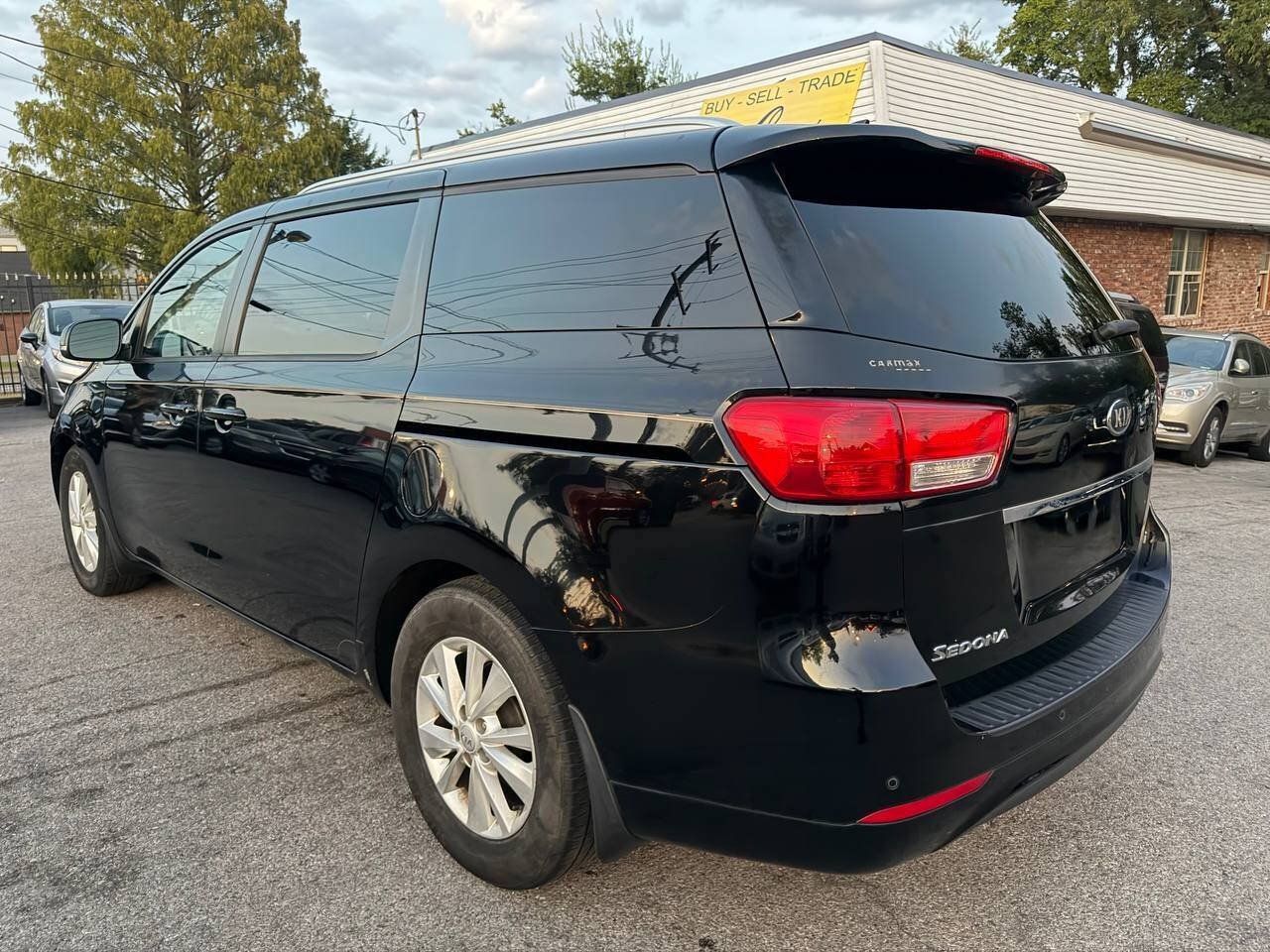 Used 2018 Kia Sedona LX FWD image 12