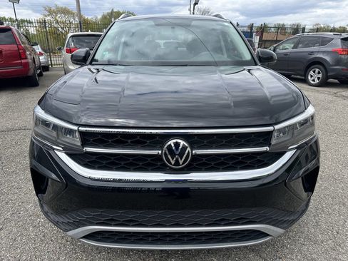 Used 2022 Volkswagen Taos SE AWD/4WD image 2