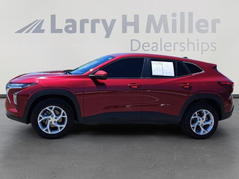 Used 2025 Chevrolet Trax LS w/ LS Convenience Package FWD image 2