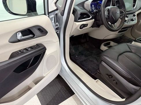 Used 2024 Chrysler Pacifica Touring-L AWD/4WD image 33