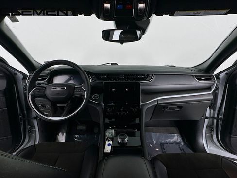 Used 2023 Jeep Grand Cherokee L Laredo image 12