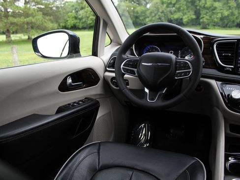 Used 2023 Chrysler Pacifica Limited FWD image 10