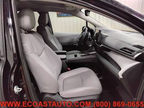 Used 2025 Toyota Sienna XLE FWD image 13