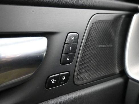 Used 2022 Volvo XC60 B6 R-Design w/ Protection Package Premier image 28