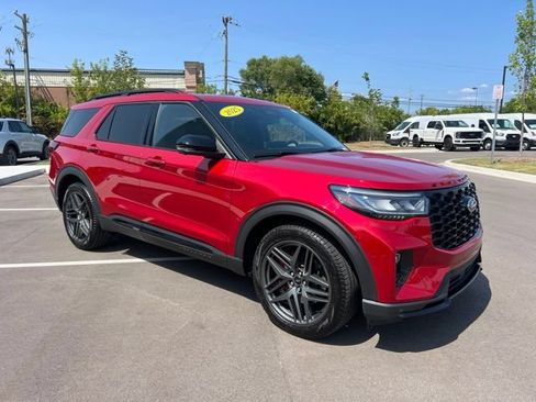 Used 2025 Ford Explorer ST AWD/4WD image 3
