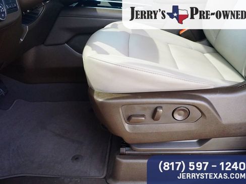Used 2025 Chevrolet Suburban LT w/ Comfort Package AWD/4WD image 18