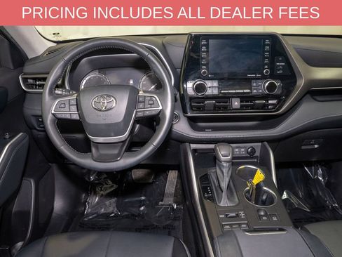 Used 2022 Toyota Highlander XLE AWD/4WD image 7