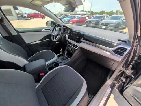 Used 2025 Volkswagen Taos SE FWD image 31
