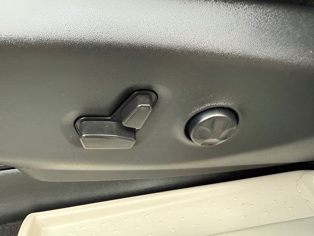 Used 2024 Chrysler Pacifica Touring-L FWD image 19