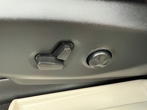 Used 2024 Chrysler Pacifica Touring-L FWD image 19