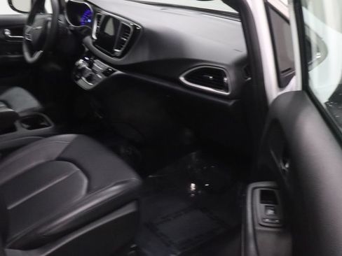 Certified 2025 Chrysler Pacifica Select FWD image 13