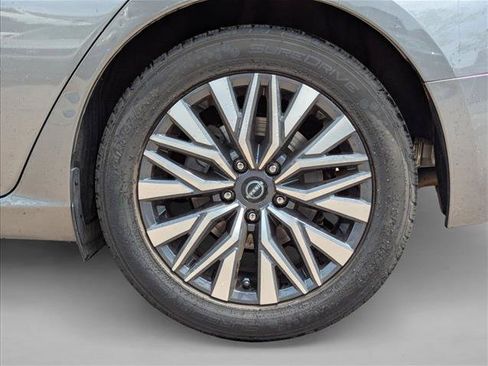 Used 2024 Nissan Altima 2.5 SV FWD image 9