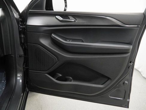 Certified 2025 Jeep Grand Cherokee Altitude image 46