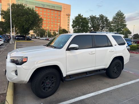 Used 2020 Toyota 4Runner SR5 Premium w/ Moonroof Package AWD/4WD image 1