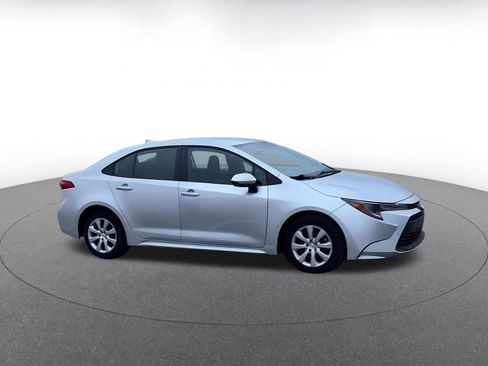 Used 2025 Toyota Corolla LE image 2