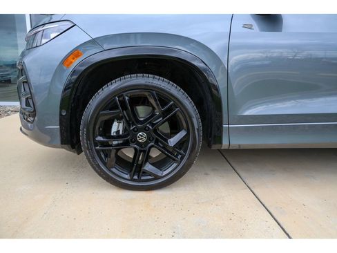 Used 2025 Volkswagen Tiguan SE R-Line image 16