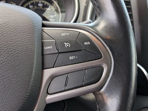 Used 2019 Jeep Cherokee Latitude Plus FWD image 17
