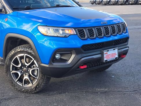 Used 2025 Jeep Compass Trailhawk AWD/4WD image 2