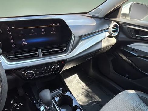 Used 2025 Chevrolet Trax LT FWD image 25