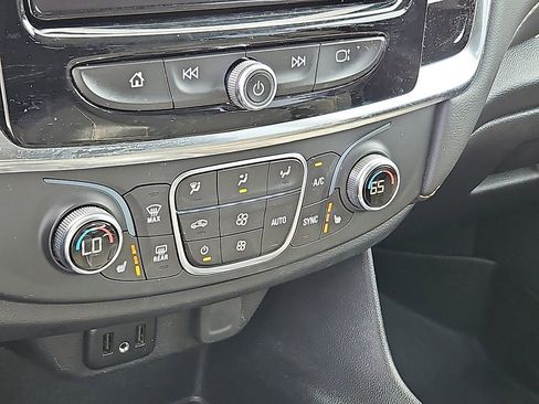 Used 2021 Chevrolet Traverse LT FWD image 16