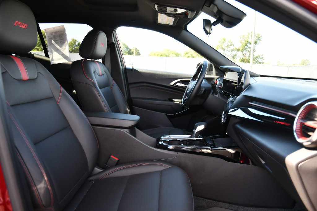 Used 2025 Chevrolet Trax RS w/ Sunroof Package FWD image 28