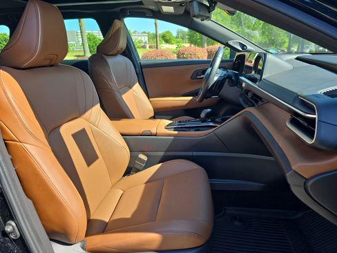 Used 2025 Toyota Crown Signia w/ Advanced Technology Package image 10