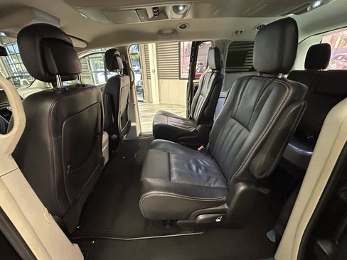 Used 2015 Chrysler Town & Country Touring image 45