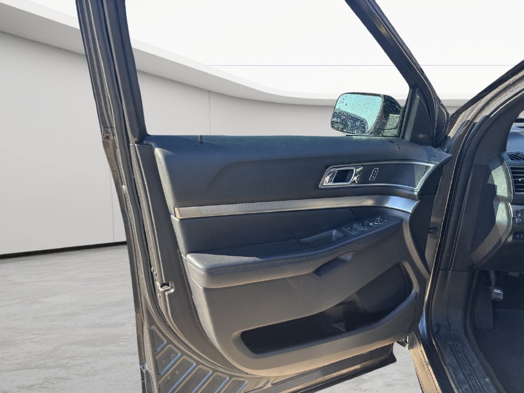 Used 2018 Ford Explorer XLT w/ Equipment Group 202A AWD/4WD image 10