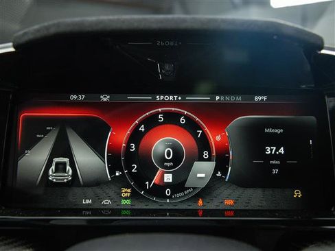 Used 2025 Aston Martin Vanquish RWD image 25