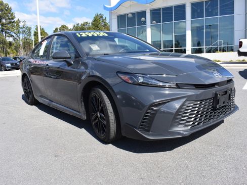 Used 2025 Toyota Camry SE image 3