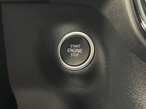 Used 2024 Volvo XC40 B5 Plus image 27