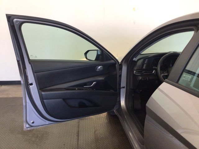 Used 2023 Hyundai Elantra SE FWD image 14