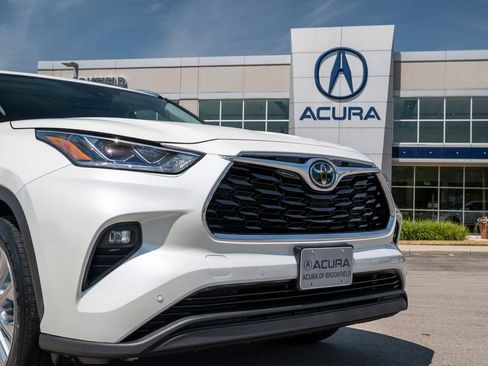 Used 2020 Toyota Highlander Limited AWD/4WD image 2