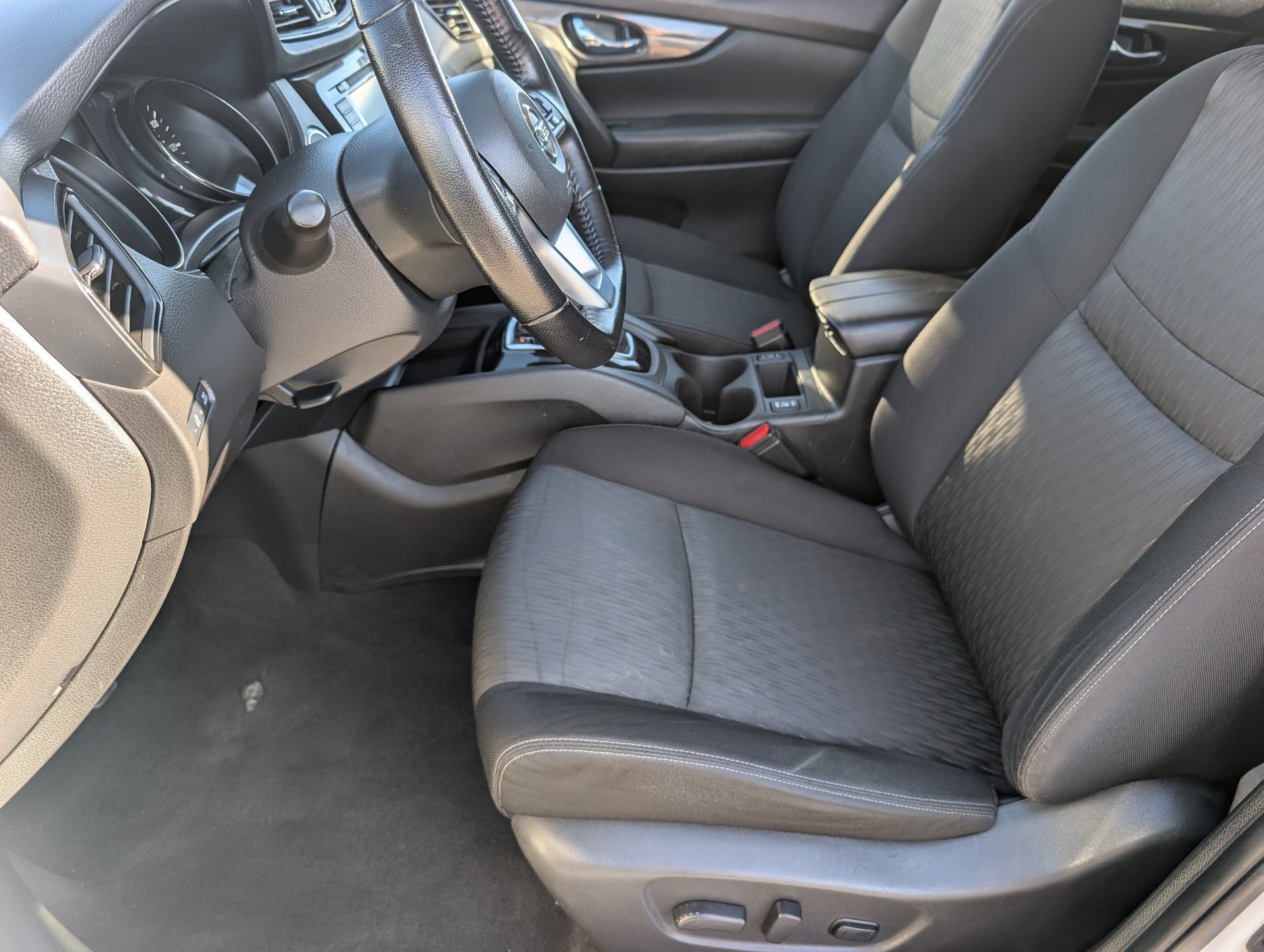 Used 2020 Nissan Rogue SV FWD image 18