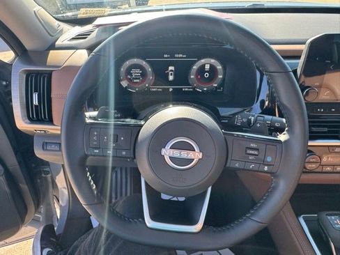 Used 2023 Nissan Pathfinder Platinum image 18